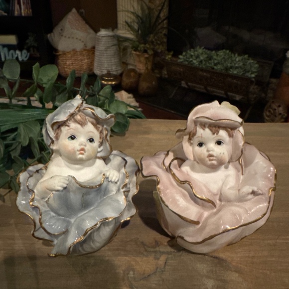 Vintage Pair of Ceramic Figurines of a Baby Sitting Inside a Cabbage - Picture 1 of 7